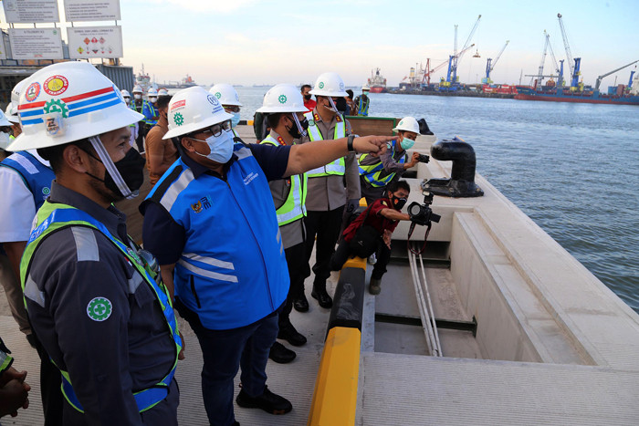Proyek perkuatan struktur Dermaga Terminal Berlian di Pelabuhan Tanjung Perak Surabaya, Jawa Timur, Rabu (20/10/2021).