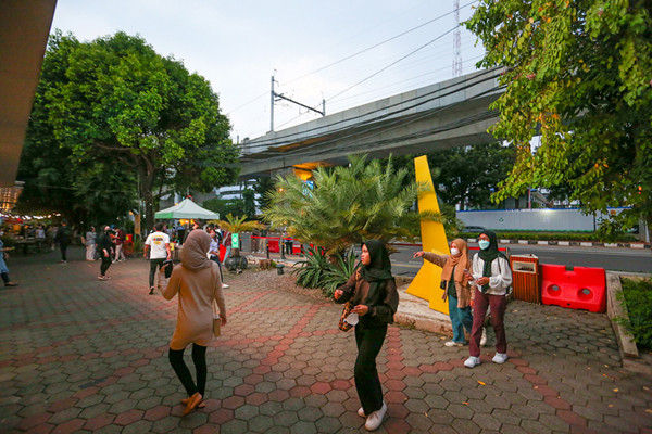 Suasana para pengunjung yang berada di tempat nongkrong anak muda mengisi hari libur Maulid Nabi Muhammad Saw, kawasan Jakarta Selatan, Rabu (20/10/2021).