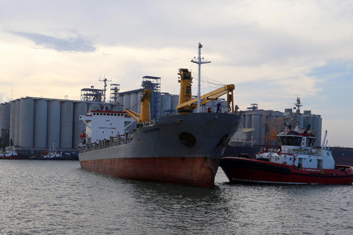 Lalu lintas kapal di wilayah kerja PT Pelabuhan Indonesia III (Persero), di Pelabuhan Tanjung Perak Surabaya, Jawa Timur, Rabu (20/10/2021).