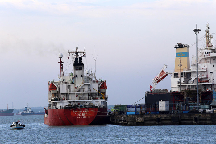 Lalu lintas kapal di wilayah kerja PT Pelabuhan Indonesia III (Persero), di Pelabuhan Tanjung Perak Surabaya, Jawa Timur, Rabu (20/10/2021).