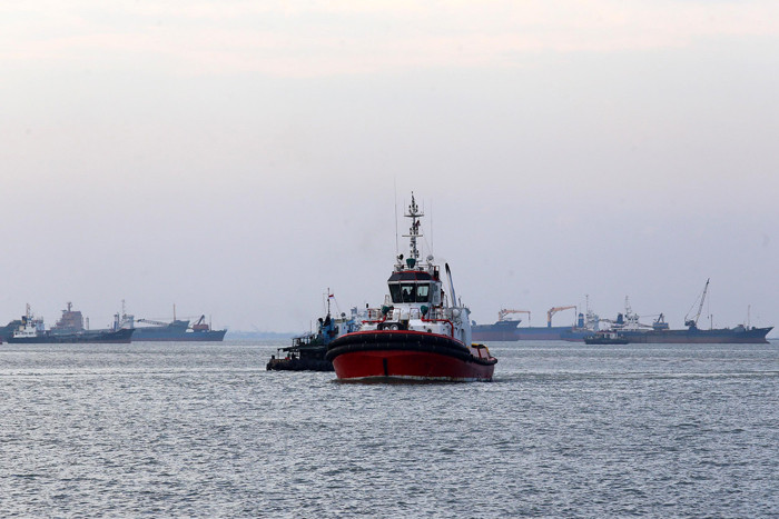 Lalu lintas kapal di wilayah kerja PT Pelabuhan Indonesia III (Persero), di Pelabuhan Tanjung Perak Surabaya, Jawa Timur, Rabu (20/10/2021).