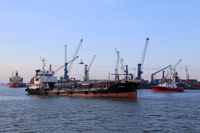 Lalu lintas kapal di wilayah kerja PT Pelabuhan Indonesia III (Persero), di Pelabuhan Tanjung Perak Surabaya, Jawa Timur, Rabu (20/10/2021).