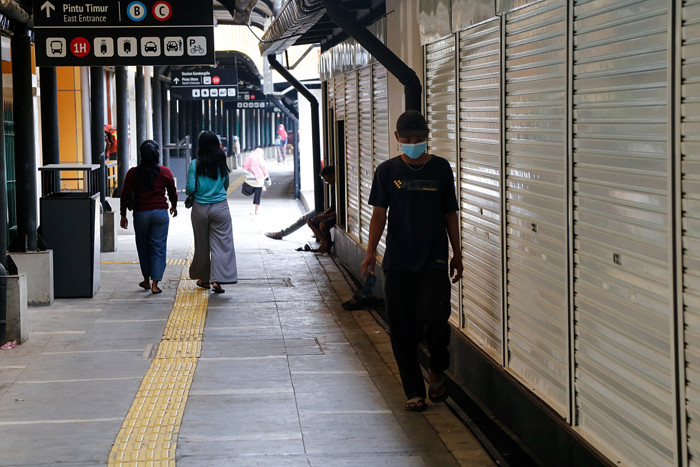 Warga berjalan di depan ruko UMKM di Stasiun Gondangdia, Jakarta Pusat, Rabu (20/10/2021).