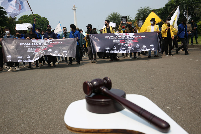 BEM SI Kerakyatan membawa poster saat melakukan unjuk rasa di kawasan Bundaran Patung Kuda Jakarta, Kamis (21/10/2021).