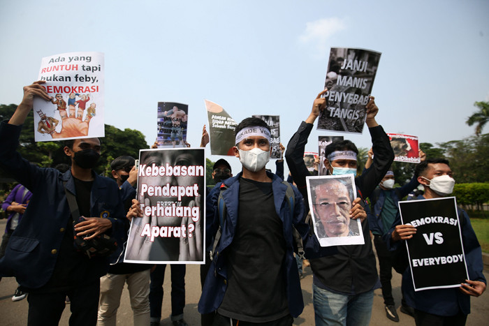 BEM SI Kerakyatan membawa poster saat melakukan unjuk rasa di kawasan Bundaran Patung Kuda Jakarta, Kamis (21/10/2021).