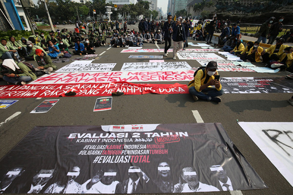 BEM SI Kerakyatan membawa poster saat melakukan unjuk rasa di kawasan Bundaran Patung Kuda Jakarta, Kamis (21/10/2021).
