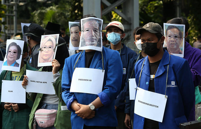 BEM SI Kerakyatan membawa poster saat melakukan unjuk rasa di kawasan Bundaran Patung Kuda Jakarta, Kamis (21/10/2021).