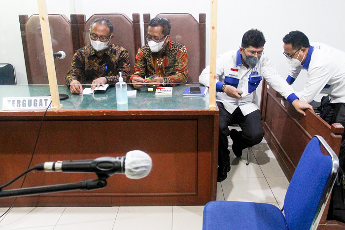 Pengacara Partai Demokrat Kubu AHY Bambang Widjojanto memberikan keterangan sebelum sidang lanjutan gugatan AD/ART Partai Demokrat di PTUN, Kamis, (21/10/2021).