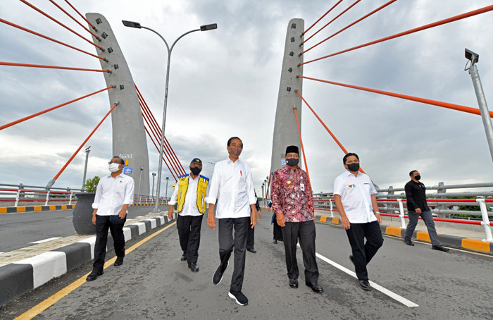 Presiden Joko Widodo saat meresmikan Jembatan Sei Alalak di Banjarmasin, Kalimantan Selatan, Kamis (21/10/2021).