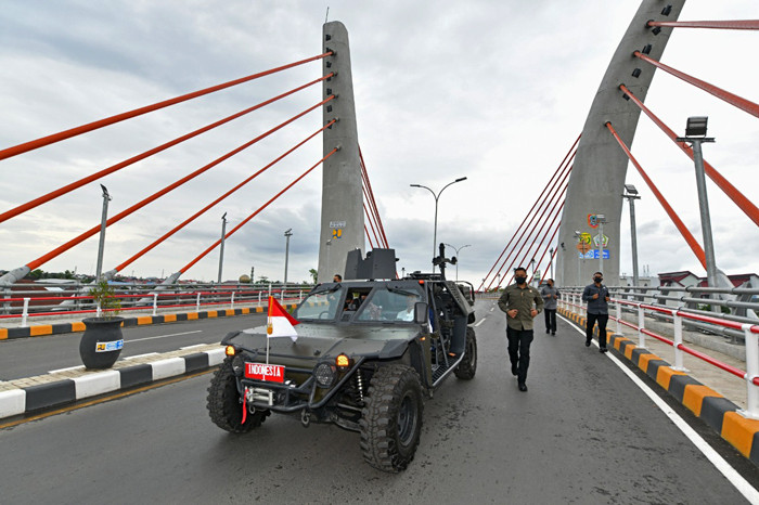 Presiden Joko Widodo saat meresmikan Jembatan Sei Alalak di Banjarmasin, Kalimantan Selatan, Kamis (21/10/2021).