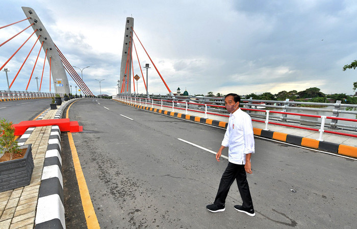 Presiden Joko Widodo saat meresmikan Jembatan Sei Alalak di Banjarmasin, Kalimantan Selatan, Kamis (21/10/2021).
