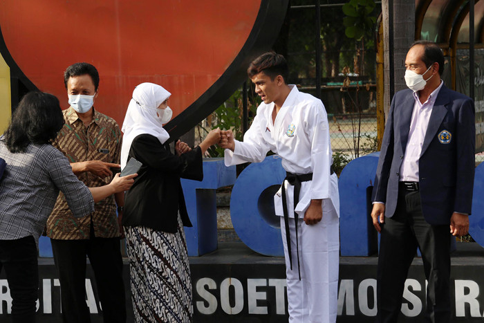 Seremonial penyambutan Ignatius Joshua Kandau di kampus Unitomo Surabaya, Jawa Timur, Kamis (21/10/2021).