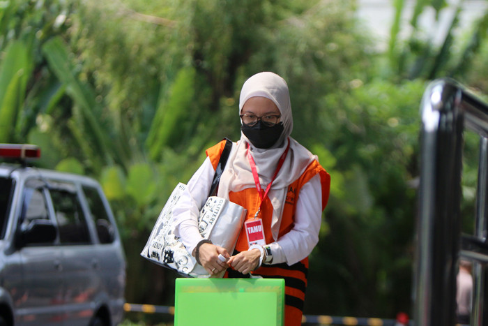 Siti Aisyah Tuti Handayani tiba di Gedung KPK untuk menjalani sidang secara virtual di Jakarta, Kamis (21/10/2021).