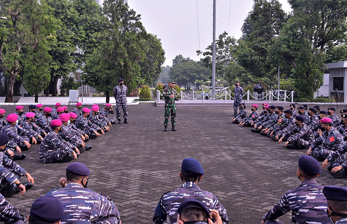Panglima TNI Marsekal TNI Hadi Tjahjanto kembali mengerahkan 200 Tenaga Kesehatan (Nakes) Vaksinator ke wilayah Aglomerasi Kabupaten Bogor.