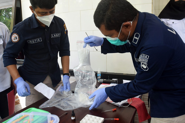 Gelar barang bukti narkotika jenis sabu sebelum dimusnahkan di Kantor Ditresnarkoba Jateng, Semarang, Jawa Tengah, Kamis (21/10/2021).