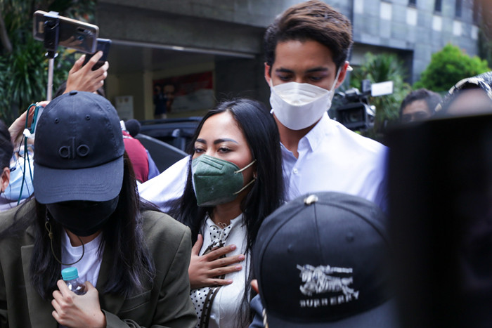 Selebgram Rachel Vennya saat tiba untuk menjalani pemeriksaan di Dirkrimum Polda Metro Jaya, Jakarta Selatan, Kamis (21/10/2021).