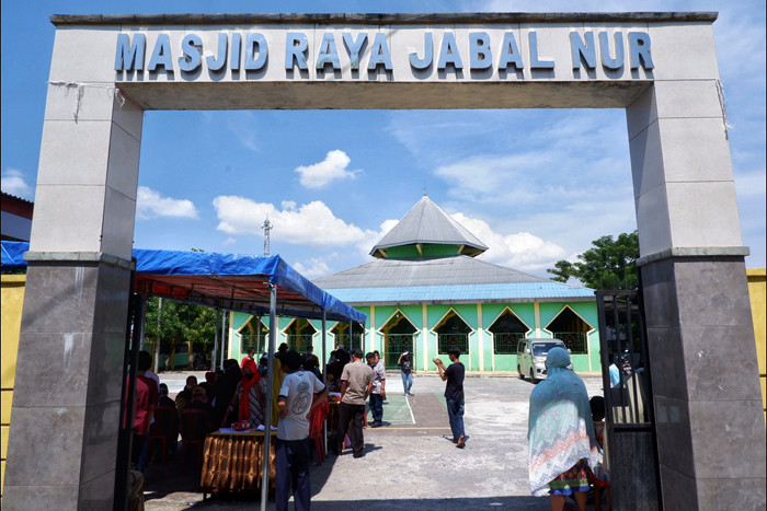 Warga melakukan vaksinasi di halaman Masjid Raya Jabal Nur, Makassar, Kamis (21/10/2021).