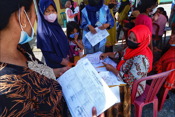 Warga melakukan vaksinasi di halaman Masjid Raya Jabal Nur, Makassar, Kamis (21/10/2021).