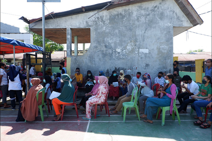 Warga melakukan vaksinasi di halaman Masjid Raya Jabal Nur, Makassar, Kamis (21/10/2021).