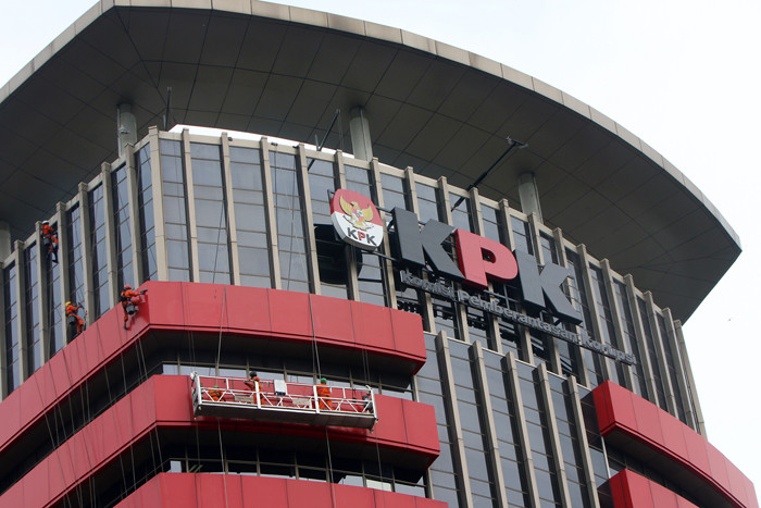 Pekerja membersihkan Gedung anti rasuah merah putih KPK Kuningan Jakarta, Jumat (22/10/2021).