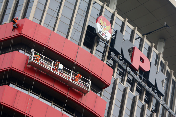 Pekerja membersihkan Gedung anti rasuah merah putih KPK Kuningan Jakarta, Jumat (22/10/2021).