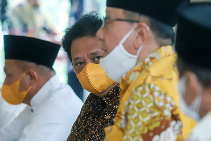 Ketua Umum Partai Golkar Airlangga Hartarto bersama jajaran elit Partai Golkar saat melaksanakan shalat Jumat di Jakarta, Jumat (22/10/2021).