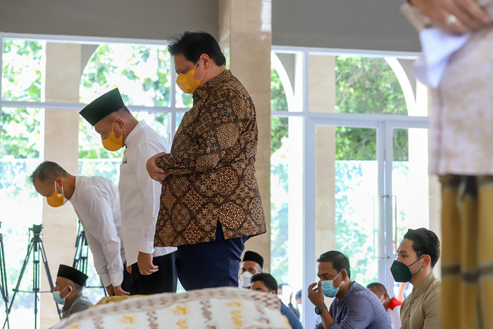 Ketua Umum Partai Golkar Airlangga Hartarto bersama jajaran elit Partai Golkar saat melaksanakan shalat Jumat di Jakarta, Jumat (22/10/2021).