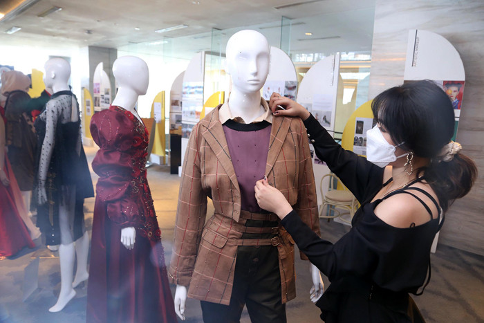 Model memperagakan busana karya siswa LaSalle College Surabaya dalam acara Hybrid Creative Show di Surabaya, Jawa Timur, Kamis (21/10/2021).