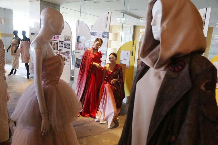 Model memperagakan busana karya siswa LaSalle College Surabaya dalam acara Hybrid Creative Show di Surabaya, Jawa Timur, Kamis (21/10/2021).