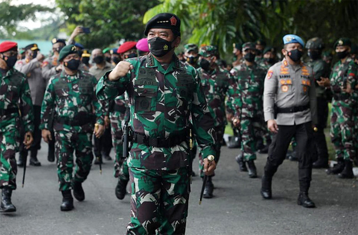 Panglima TNI Marsekal TNI Hadi Tjahjanto memberikan pengarahan kepada Prajurit TNI dan Anggota Polri di Brigif Raider 20 / Ima Jaya Keramo, Timika Papua.