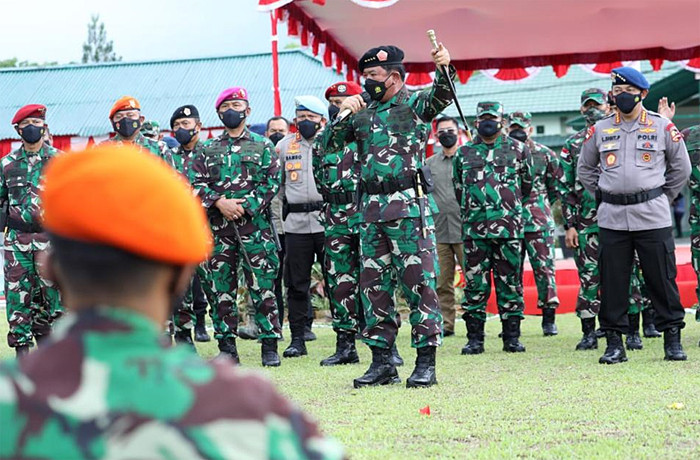 Panglima TNI Marsekal TNI Hadi Tjahjanto memberikan pengarahan kepada Prajurit TNI dan Anggota Polri di Brigif Raider 20 / Ima Jaya Keramo, Timika Papua.