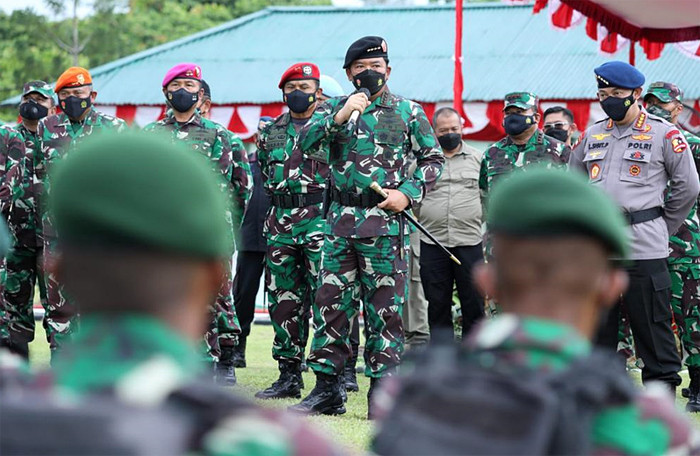 Panglima TNI Marsekal TNI Hadi Tjahjanto memberikan pengarahan kepada Prajurit TNI dan Anggota Polri di Brigif Raider 20 / Ima Jaya Keramo, Timika Papua.