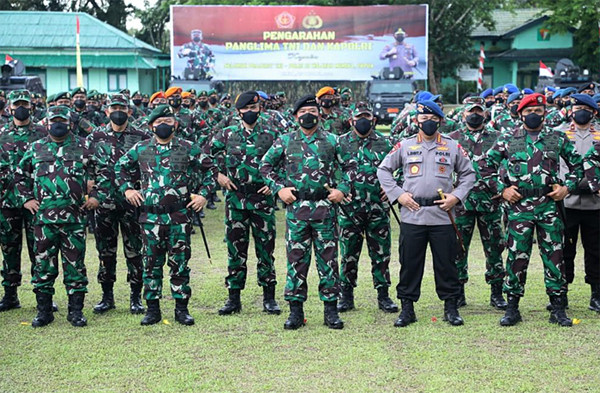 Panglima TNI Marsekal TNI Hadi Tjahjanto memberikan pengarahan kepada Prajurit TNI dan Anggota Polri di Brigif Raider 20 / Ima Jaya Keramo, Timika Papua.