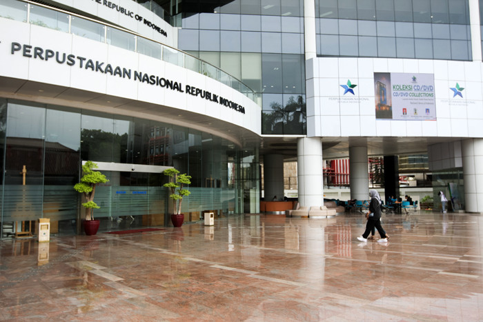 Antrian pengunjung melakukan scan barcode aplikasi PeduliLindungi sebelum masuk ke Perpusnas di Jakarta Pusat, Jumat (22/10/2021).