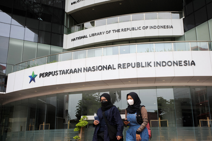 Antrian pengunjung melakukan scan barcode aplikasi PeduliLindungi sebelum masuk ke Perpusnas di Jakarta Pusat, Jumat (22/10/2021).