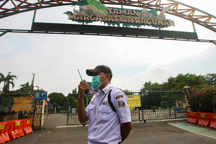 Petugas membersihkan area sekitar kandang Gajah di Taman Marga Satwa Ragunan, Jakarta Selatan, Jumat (22/10/2021).
