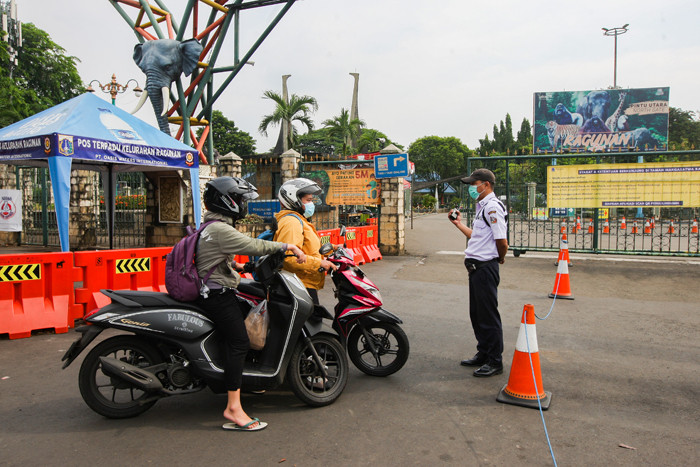 Petugas membersihkan area sekitar kandang Gajah di Taman Marga Satwa Ragunan, Jakarta Selatan, Jumat (22/10/2021).