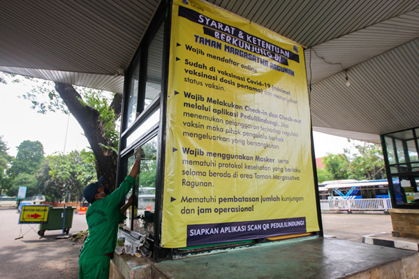 Petugas membersihkan area sekitar kandang Gajah di Taman Marga Satwa Ragunan, Jakarta Selatan, Jumat (22/10/2021).