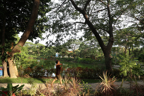 Warga memancing di Danau Taman Kebun Bibit Wonorejo Surabaya, Jawa Timur, Jumat (22/10/2021).