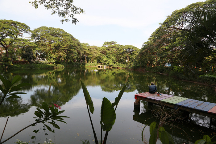 Warga memancing di Danau Taman Kebun Bibit Wonorejo Surabaya, Jawa Timur, Jumat (22/10/2021).
