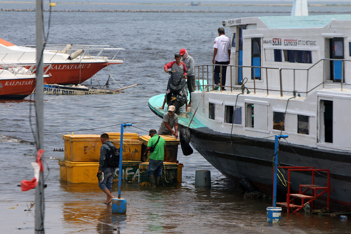 Warga pengguna jasa transportasi ojeg atau perahu tradisional Penyeberangan kepulauan seribu tiba di Pelabuhan Kali Adem Muara Angke, Sabtu (23/10/2021).
