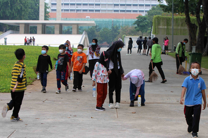 Warga saat mengunjungi Lapangan Banteng, Jakarta, Sabtu (23/10/2021).