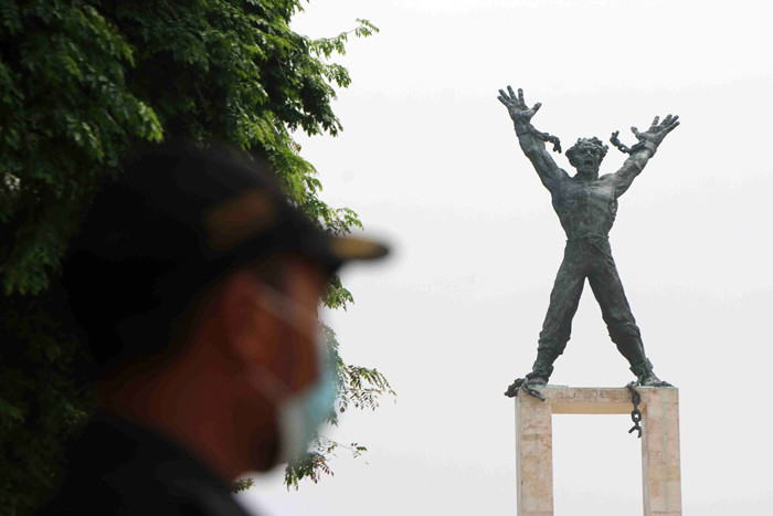 Warga saat mengunjungi Lapangan Banteng, Jakarta, Sabtu (23/10/2021).