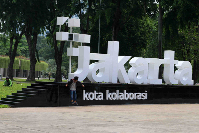Warga saat mengunjungi Lapangan Banteng, Jakarta, Sabtu (23/10/2021).