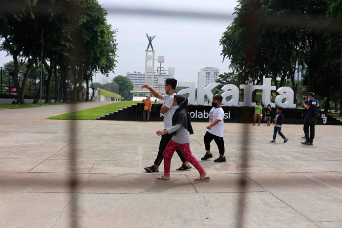 Warga saat mengunjungi Lapangan Banteng, Jakarta, Sabtu (23/10/2021).