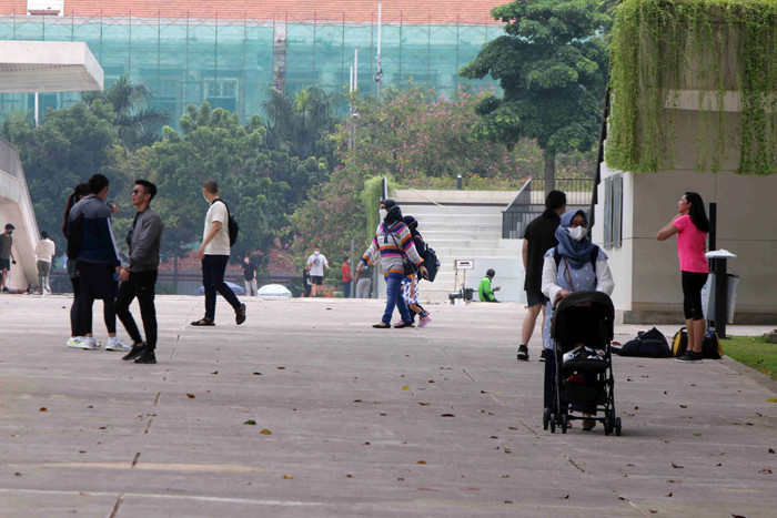 Warga saat mengunjungi Lapangan Banteng, Jakarta, Sabtu (23/10/2021).
