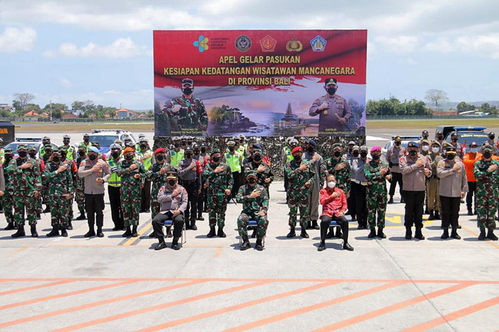 Panglima TNI Marsekal TNI Hadi Tjahjanto saat memimpin apel gelar Pasukan TNI-Polri jajaran Kodam IX/Udayana dan Polda Bali, Sabtu (23/10/2021).