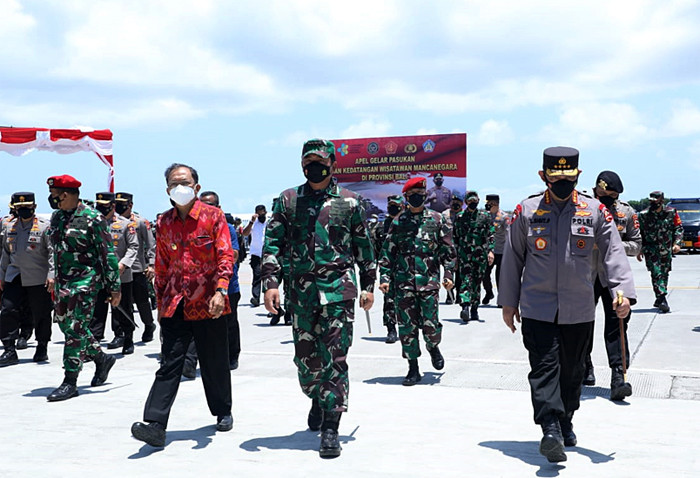 Panglima TNI Marsekal TNI Hadi Tjahjanto saat memimpin apel gelar Pasukan TNI-Polri jajaran Kodam IX/Udayana dan Polda Bali, Sabtu (23/10/2021).