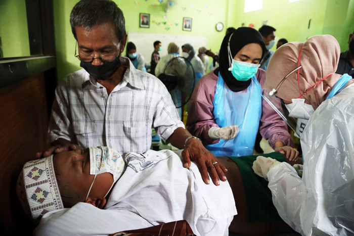 Khitanan Massal yang digelar BKRSFK bersama Puspas Unair, di Yayasan SDI Himmatun Ayat, Tegalsari, Surabaya, Minggu (24/10/2021).