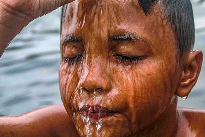 Sejumlah anak-anak sedang bermain di dermaga yang dikelilingi sampah di kawasan Cilincing, Jakarta Utara, Senin (25/10/2021).